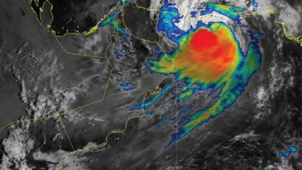 الأرصاد» العُمانية تكشف آخر تطورات إعصار «شاهين»