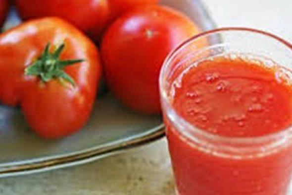 تجميلية وصحية.. فوائد عصير الطماطم قبل النوم