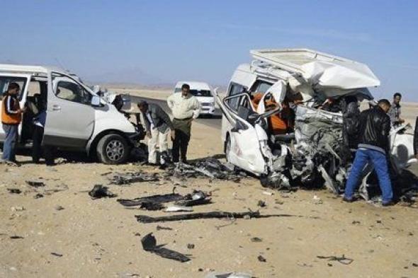 مصرع 4 أشخاص وإصابة 5 في تصادم سيارتين بصحراوي سوهاج