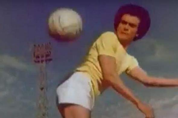 على غرار أونكل زيزو.. لاعب يمرر الكرة بطريقة كوميدية في دوري مراكز الشباب | فيديو