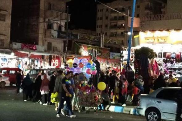 قبل الإجراءات الجديدة.. زحام المواطنين على الأسواق لشراء ملابس العيد بمطروح