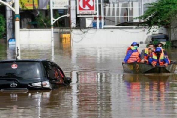 مياه الفيضانات تغرق أحياء ساحلية في العاصمة الإندونيسية