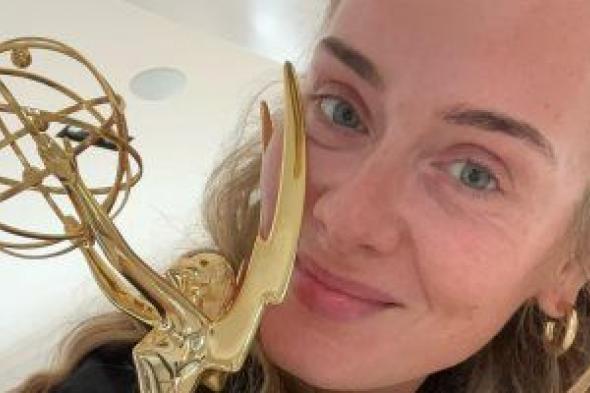 هكذا احتفلت أديل بجائزة الـ Emmys الأولى فى تاريخها.. صور