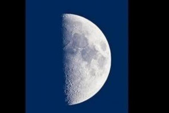نصف القمر مضاء بالكامل اليوم.. اعرف تفاصيل ظهوره فى السماء