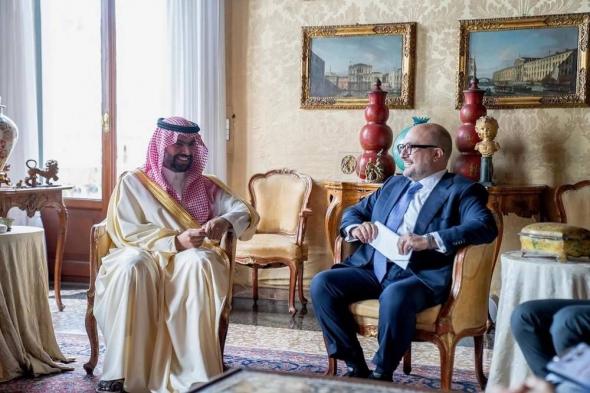 وزير الثقافة يزور الجناح السعودي في بينالي البندقية للفنون ويلتقي نظيره الإيطالي
