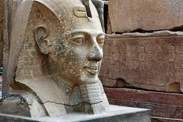 رأس تمثال الملك رمسيس الثاني تصل مصر قادمة من سويسرا "حكاية سرقة وعرض للبيع ومطاردة لـ٣٠ عامًا"