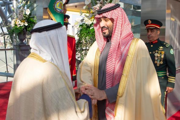 محمد بن سلمان يصل الكويت وفي مقدمة مستقبليه الشيخ مشعل الصباح